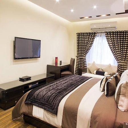 Royaute Luxury Suites And Hotel Gulberg Lahor Oda fotoğraf