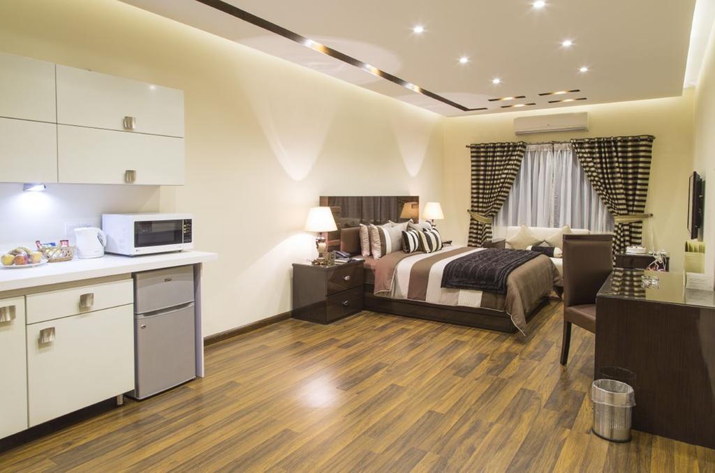 Royaute Luxury Suites And Hotel Gulberg Lahor Oda fotoğraf