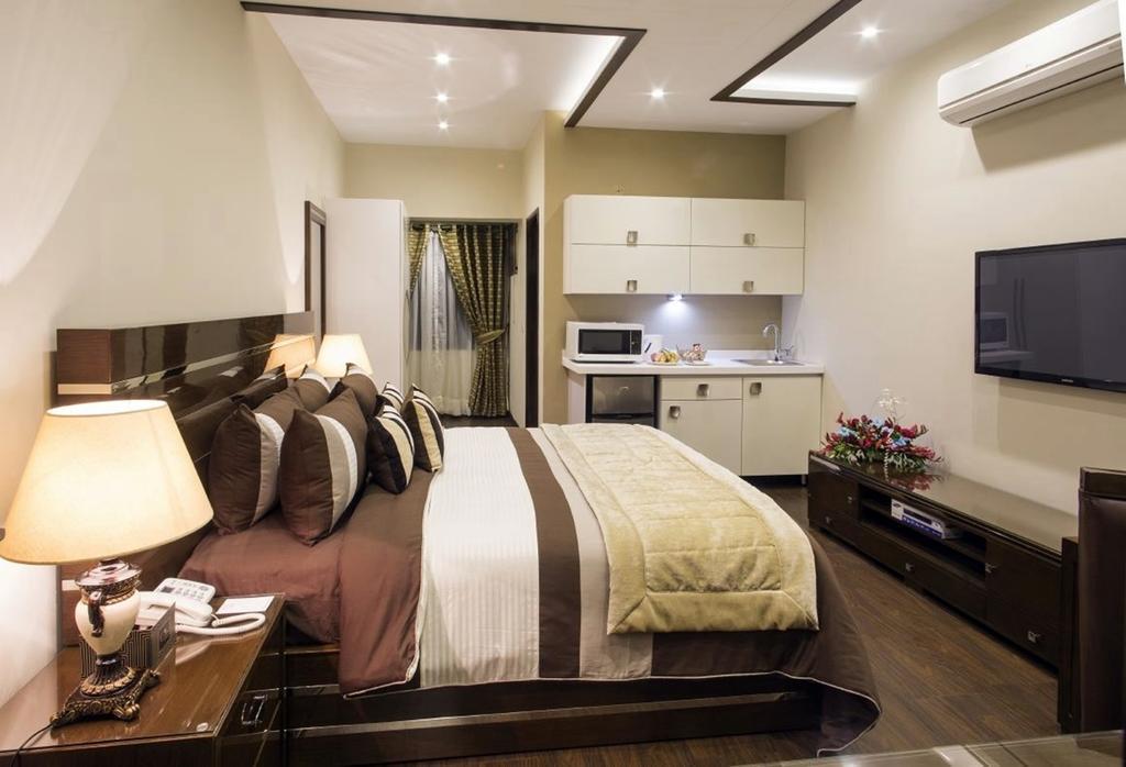 Royaute Luxury Suites And Hotel Gulberg Lahor Oda fotoğraf