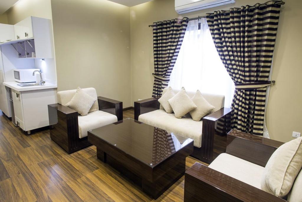 Royaute Luxury Suites And Hotel Gulberg Lahor Oda fotoğraf