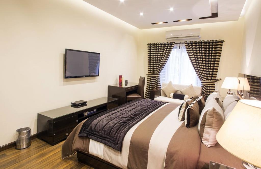 Royaute Luxury Suites And Hotel Gulberg Lahor Oda fotoğraf