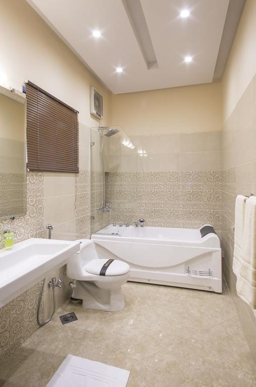 Royaute Luxury Suites And Hotel Gulberg Lahor Oda fotoğraf