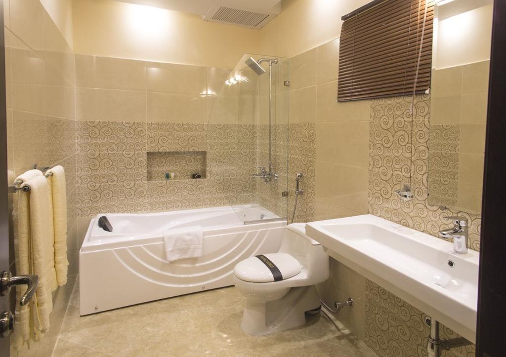 Royaute Luxury Suites And Hotel Gulberg Lahor Oda fotoğraf