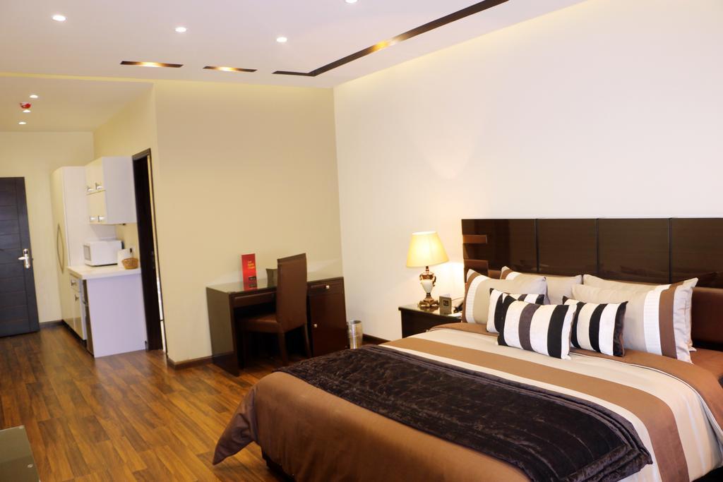 Royaute Luxury Suites And Hotel Gulberg Lahor Oda fotoğraf