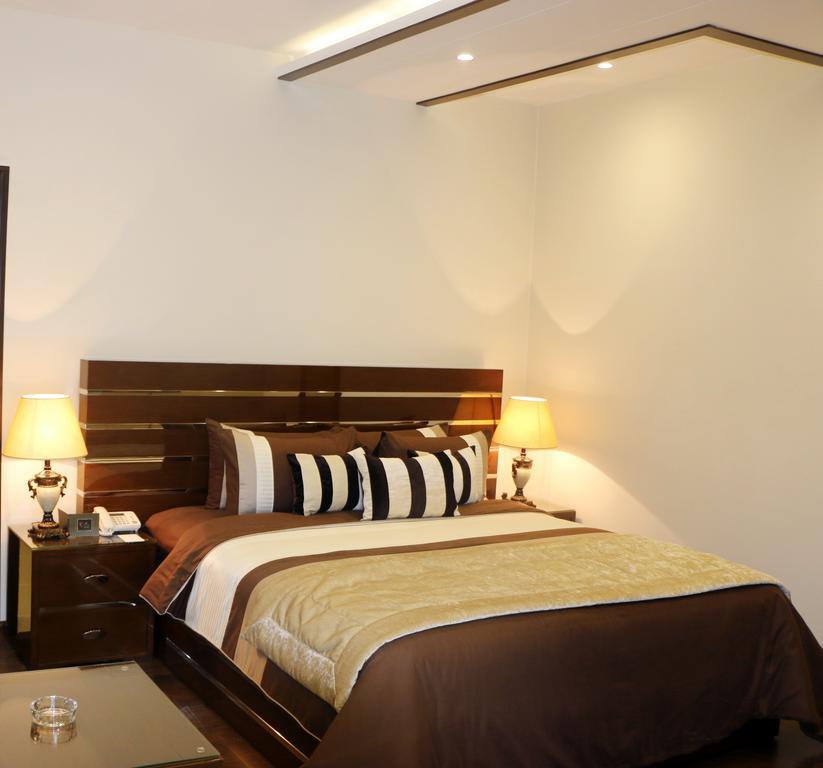 Royaute Luxury Suites And Hotel Gulberg Lahor Oda fotoğraf