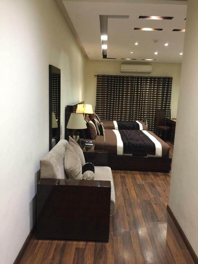 Royaute Luxury Suites And Hotel Gulberg Lahor Dış mekan fotoğraf