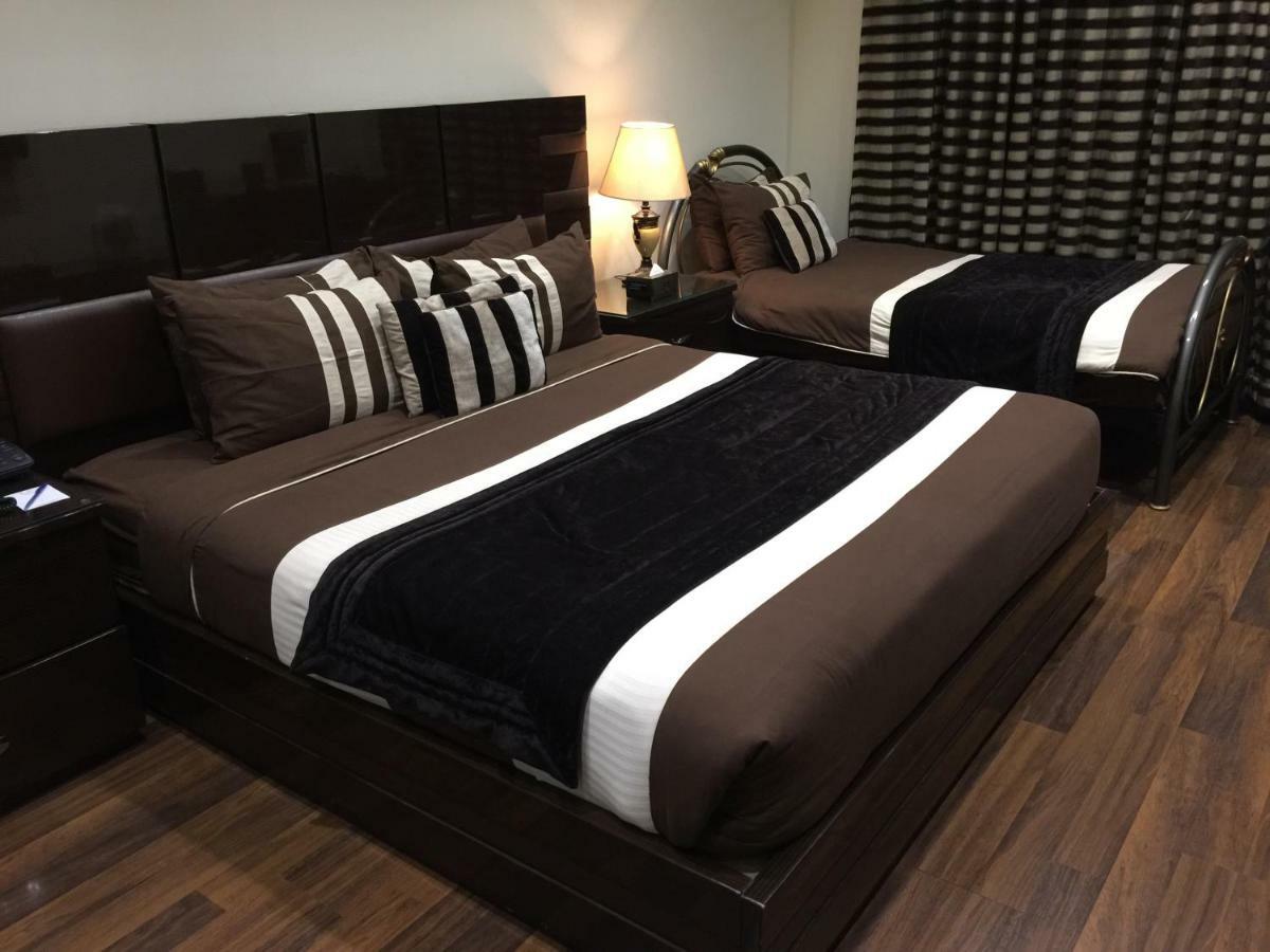 Royaute Luxury Suites And Hotel Gulberg Lahor Dış mekan fotoğraf